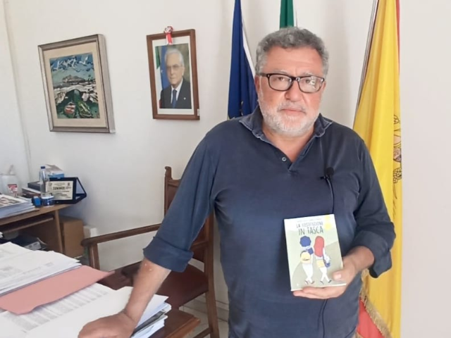 77° Anniversario della Festa della Repubblica, il Comune di Favignana dona libri agli studenti